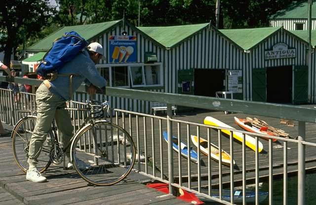 Hombre montado en una bicicleta